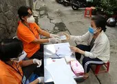 Người dân TP.HCM nhận tiền hỗ trợ đợt 3