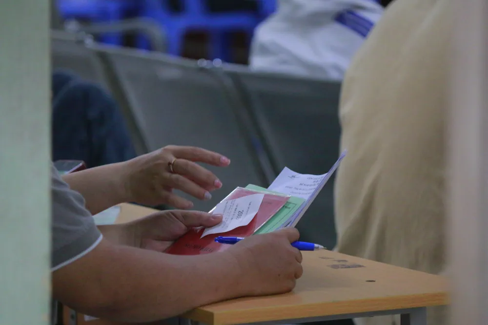 Người dân bốc số thứ tự chờ nộp hồ sơ nhận trợ cấp thất nghiệp. Ảnh: Minh Thuận