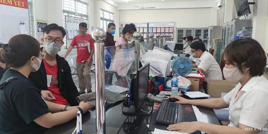 Người dân đến làm thủ tục hộ tịch tại UBND phường 5, quận Gò Vấp. Ảnh:NGUYỄN HIỀN