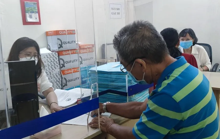 Người dân đến thực hiện thủ tục công chứng tại một văn phòng công chứng ở TP.HCM. Ảnh : Nguyễn Hiền