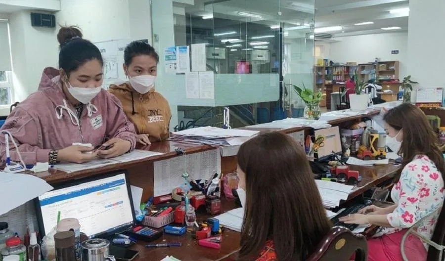 Người lao động đến cơ quan BHXH TP.HCM liên hệ làm việc. Ảnh: NGUYỄN HIỀN