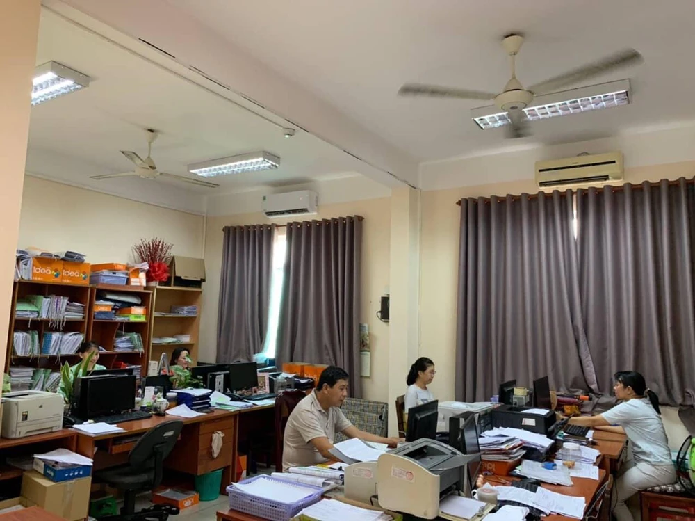 Nhân viên BHXH quận 12 làm việc vào ngày Thứ Bảy để xác nhận hỗ trợ tiền thuê nhà cho người lao động kịp tiến độ. Ảnh: NH