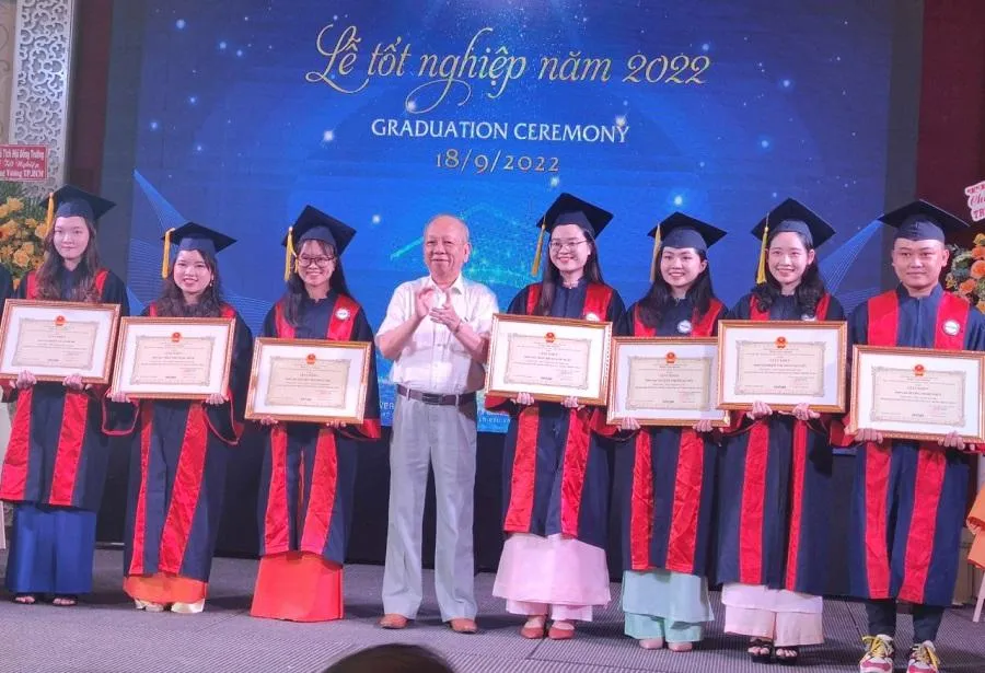 Các tân cử nhân là thủ khoa nhận giấy khen của trường. Ảnh: NGUYỄN HIỀN