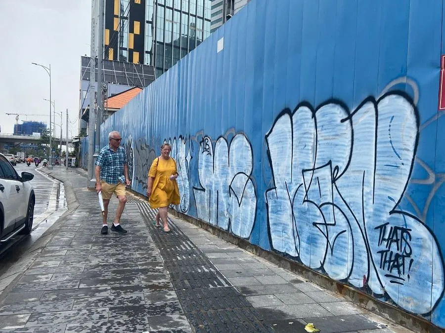 Hàng rào công trình bị vẽ bậy bôi bẩn, nhem nhuốc làm mất mỹ quan đô thị. Ảnh: HUỲNH THƠ