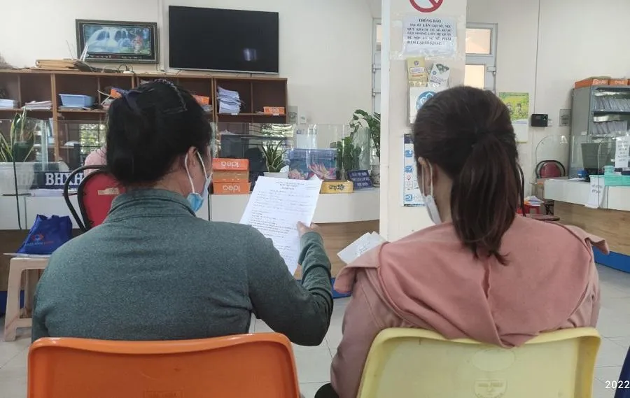 Người dân đang xem lại giấy tờ trước khi nộp hồ sơ nhận BHXH một lần. Ảnh: NGUYỄN HIỀN Người dân đang xem lại giấy tờ trước khi nộp hồ sơ nhận BHXH một lần. Ảnh: NGUYỄN HIỀN