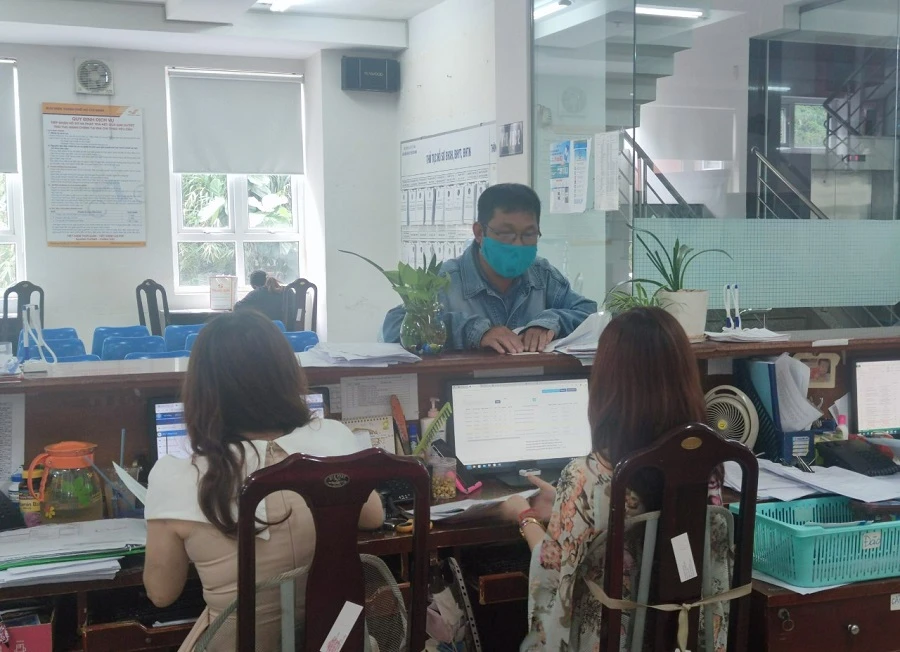 Người lao động đến cơ quan BHXH TP.HCM để làm các thủ tục liên quan đến BHXH. Ảnh: NGUYỄN HIỀN