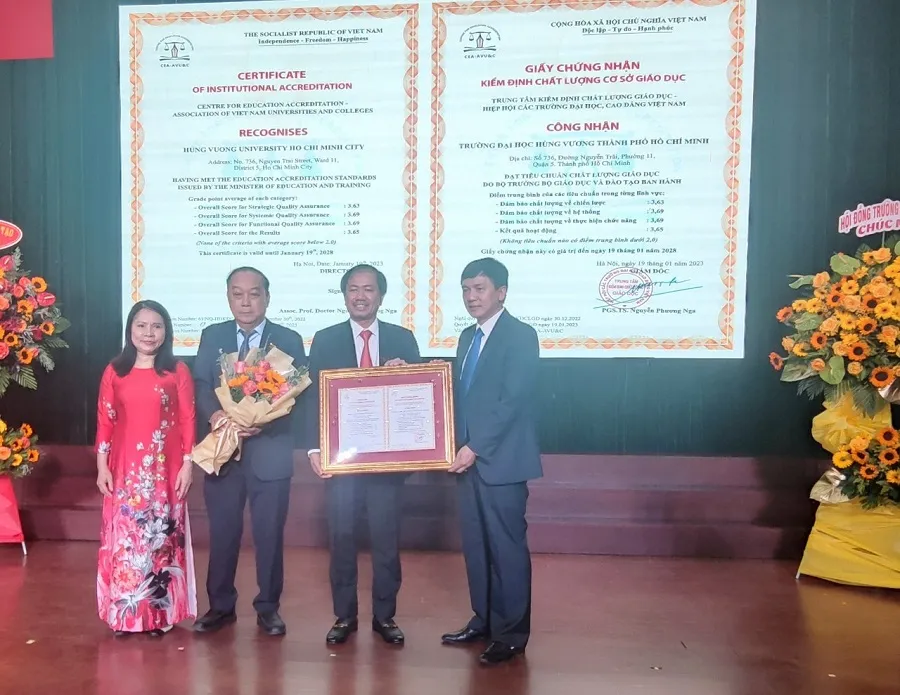 Trường Đại học Hùng Vương đón nhận Giấy chứng nhận kiểm định chất lượng giáo dục. Ảnh: VÕ HÀ