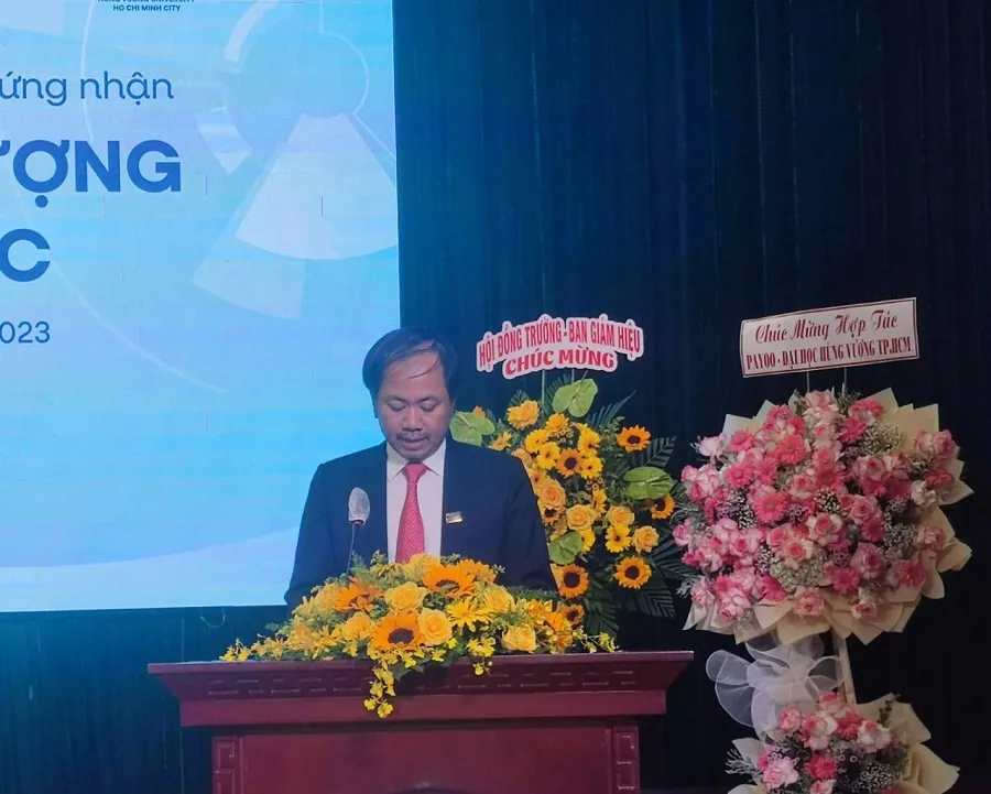 TS Trần Việt Anh, Phó Hiệu trưởng phụ trách Trường Đại học Hùng Vương phát biểu trong lễ đón nhận giấy chứng nhận kiểm định chất lượng. Ảnh: VÕ HÀ