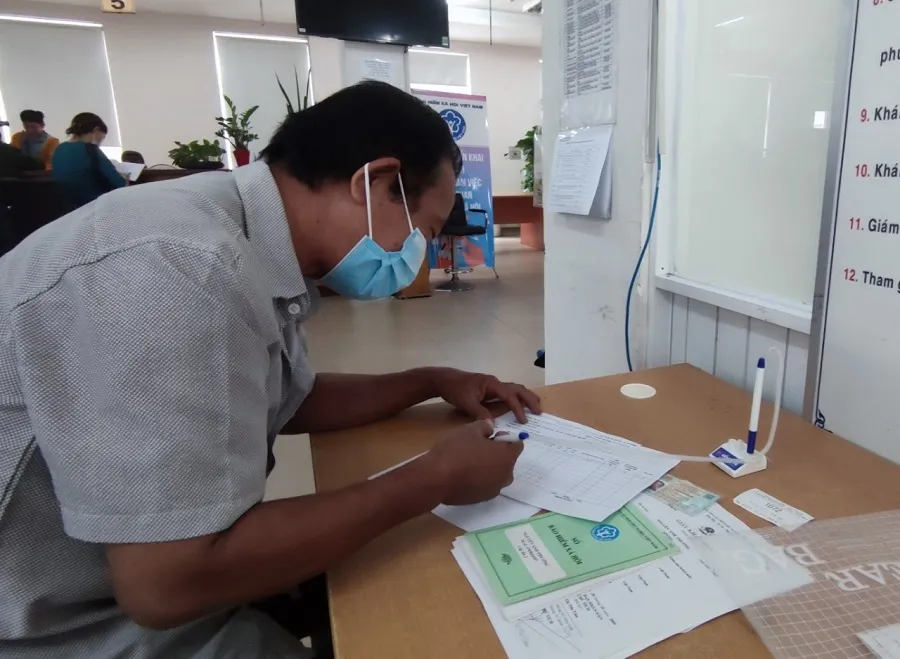 Người dân đến cơ quan BHXH TP.HCM thực hiện các thủ tục liên quan đến BHXH. Ảnh: Nguyễn Hiền Người dân đến cơ quan BHXH TP.HCM thực hiện các thủ tục liên quan đến BHXH. Ảnh: Nguyễn Hiền