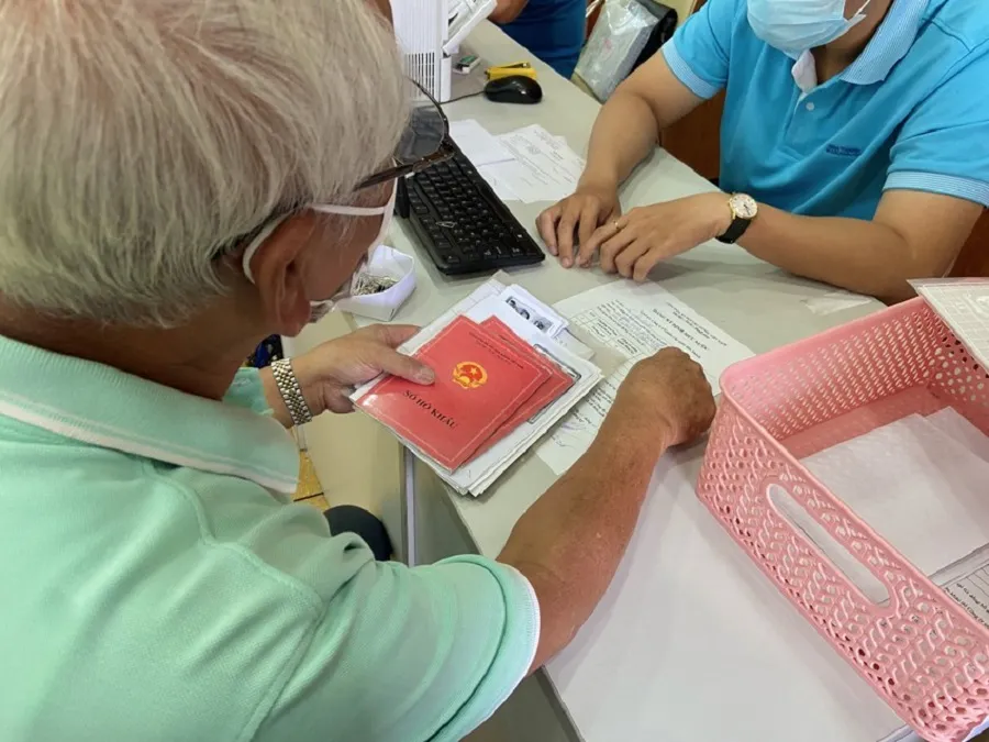 Giấy xác nhận thông tin về cư trú có giá trị sáu tháng đối với trường hợp người không có cả nơi thường trú và nơi tạm trú.. Ảnh: HUỲNH THƠ Giấy xác nhận thông tin về cư trú có giá trị sáu tháng đối với trường hợp người không có cả nơi thường trú và nơi tạm trú.. Ảnh: HUỲNH THƠ