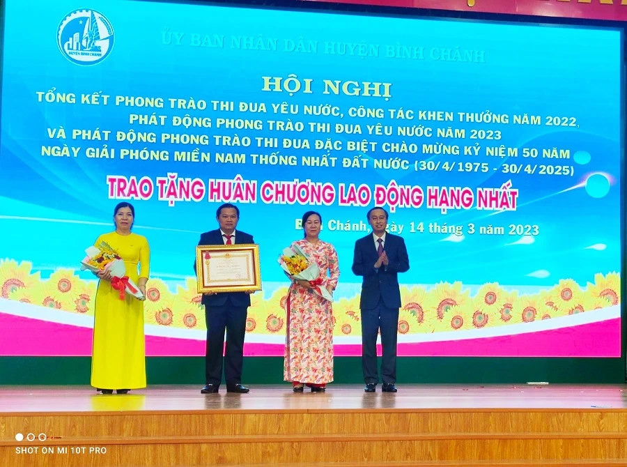 Lãnh đạo UBMTTQ Việt Nam huyện Bình Chánh nhận Huân chương Lao động hạng Nhất. Ảnh: NGUYỄN HIỀN