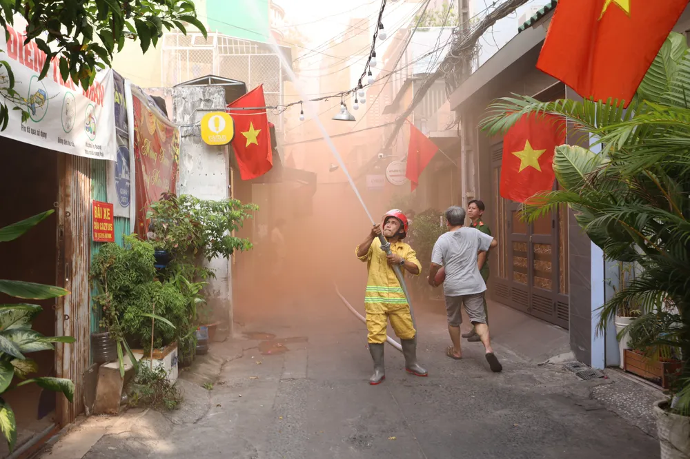 Người dân cùng lực lượng PCCC quận 1, đang diễn tập PCCC. Ảnh: Võ Sỹ Điều