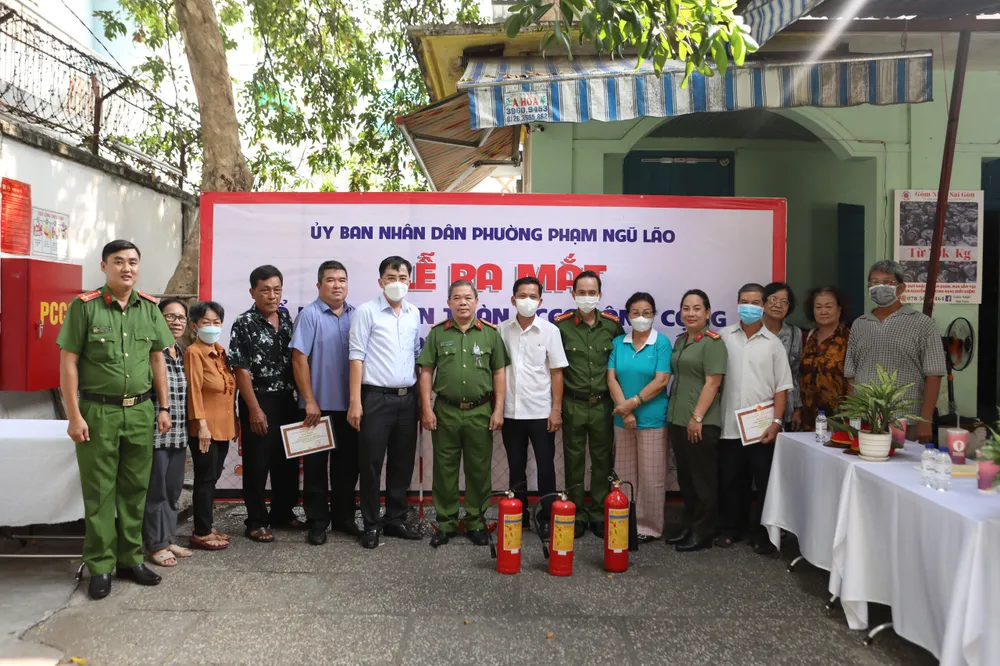 Đại diện công an quận, công an phường, UBND phường và tổ liên gia an toàn PCCC trong buổi ra mắt mô hình. Ảnh: Võ Sỹ Điều