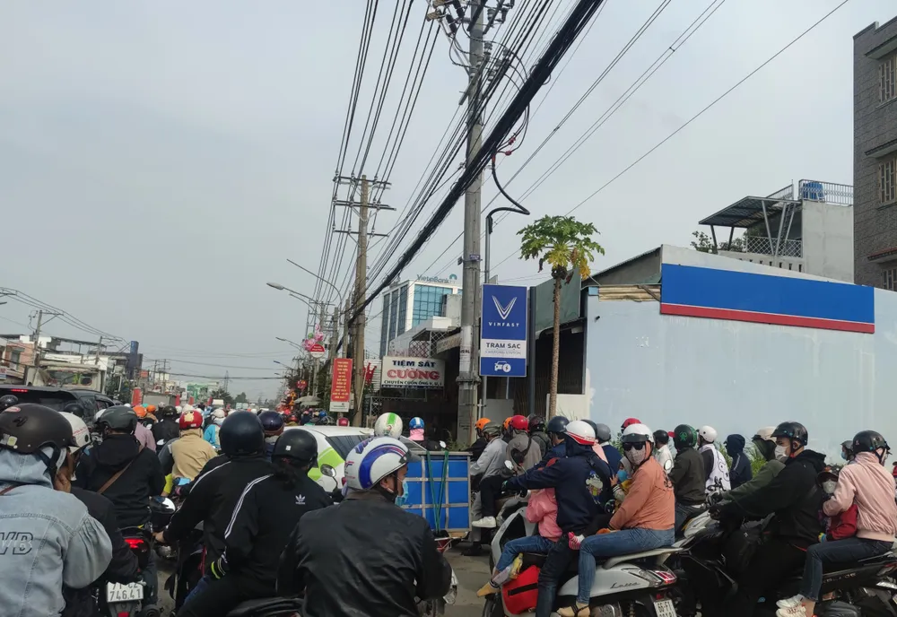 Đường Quốc lộ 1A, đoạn gần cầu Bến Lức vào lúc 10 sáng ngày 29-4, có nhiều xe lưu thông. Ảnh: NGUYỄN HIỀN