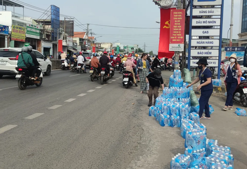 Nhóm từ thiện chuẩn bị hàng nghìn chai nước suối để phát miễn phí cho người đi đường. Ảnh: NGUYỄN HIỀN