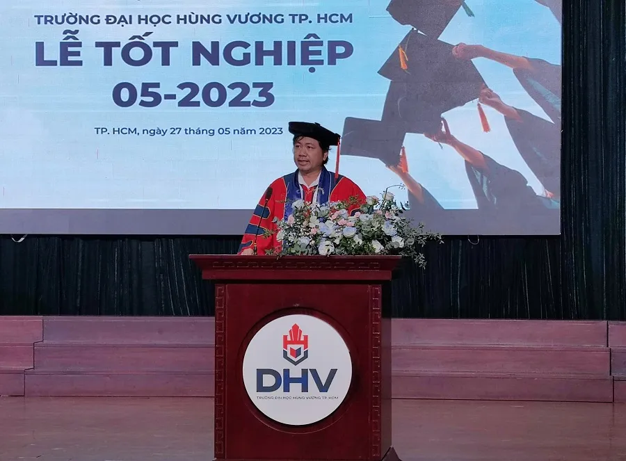 TS Trần Việt Anh, Phó hiệu trưởng trường Đại học Hùng Vương TP.HCM phát biểu tại buổi lễ trao bằng tốt nghiệp. Ảnh: NH
