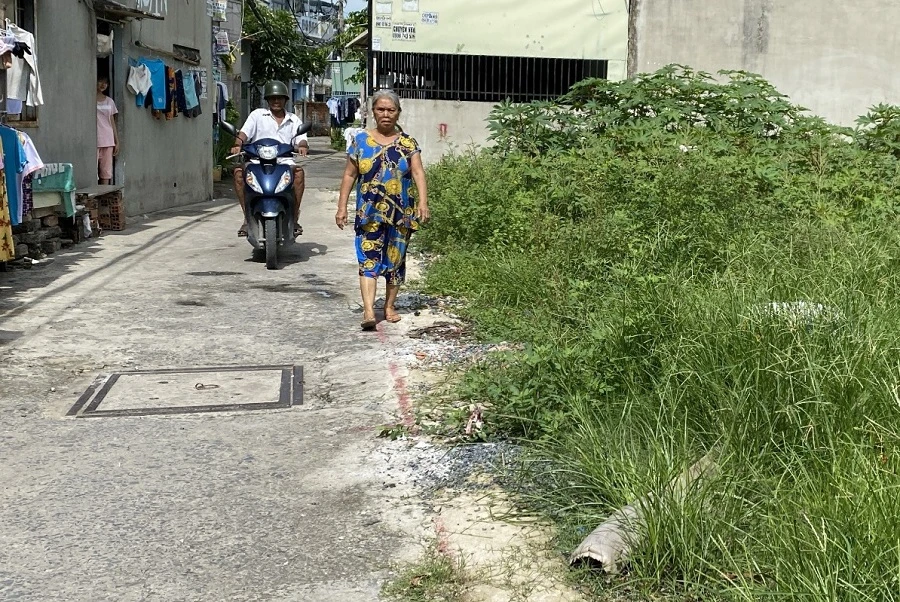 Hàng rào đầu hẻm 46/1 đường Xuân Thới 7 đã được tháo gỡ vào sáng ngày 13-9. Ảnh: NGUYỄN HIỀN