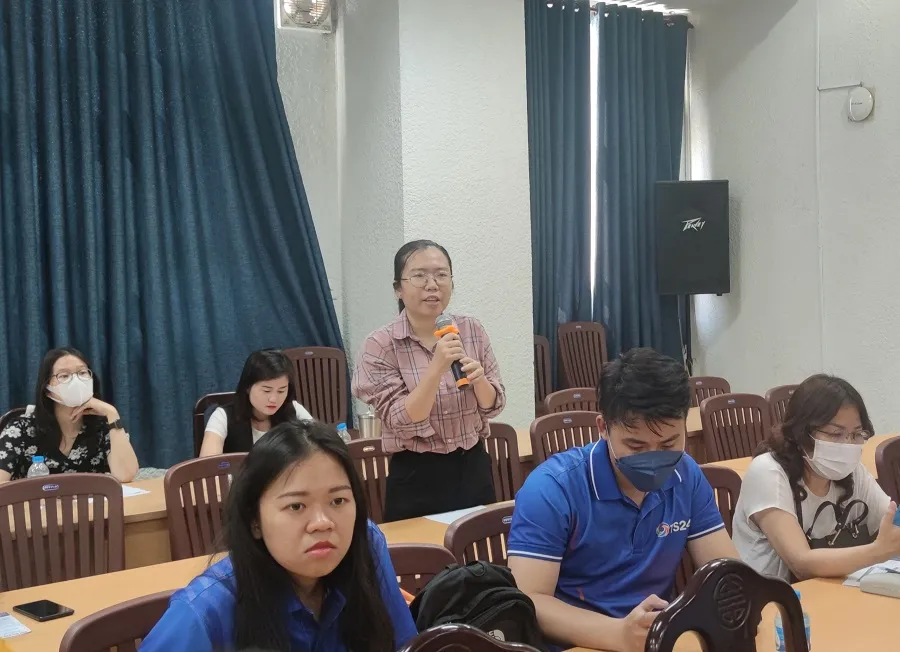 Đại diện doanh nghiệp đặt câu hỏi thắc mắc về quyền lợi của người lao động liên quan những chính sách về BHXH tại buổi đối thoại doanh nghiệp với cơ quan BHXH TP.HCM. Ảnh: NGUYỄN HIỀN lao dong nuoc ngoai.jpg