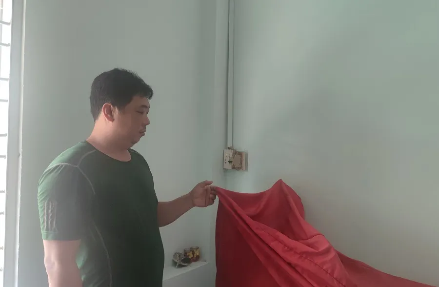Ông Nguyễn Hoàng Phương, ngụ tại 468 Nguyễn Kiệm phản ánh tình trạng trần nhà bị thấm dột. Ảnh: VÕ HÀ tran nha bị dot 2.jpg