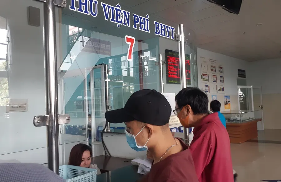 Người dân đến đăng ký khám chữa bệnh tại bệnh viện Gò Vấp. Ảnh: NGUYỄN HIỀN BHYT-gia tri su dung-tra cuu-bhxh.jpg