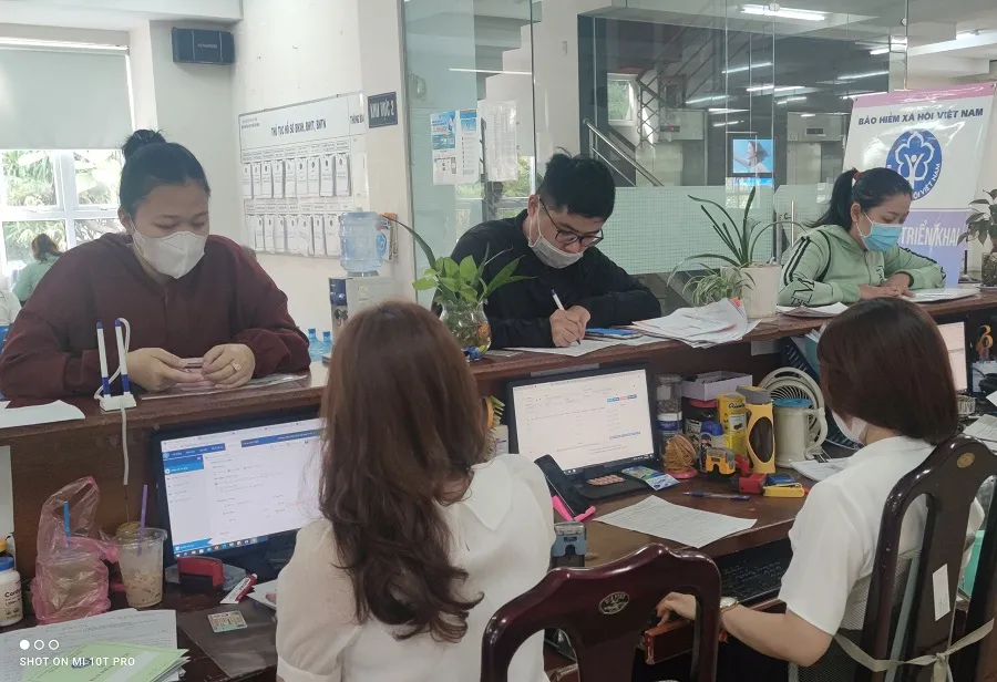 Người dân đến cơ quan BHXH TP.HCM thực hiện các thủ tục liên quan đến BHXH. Ảnh: NGUYỄN HIỀN BHXH 1 lan-mac-benh.jpg