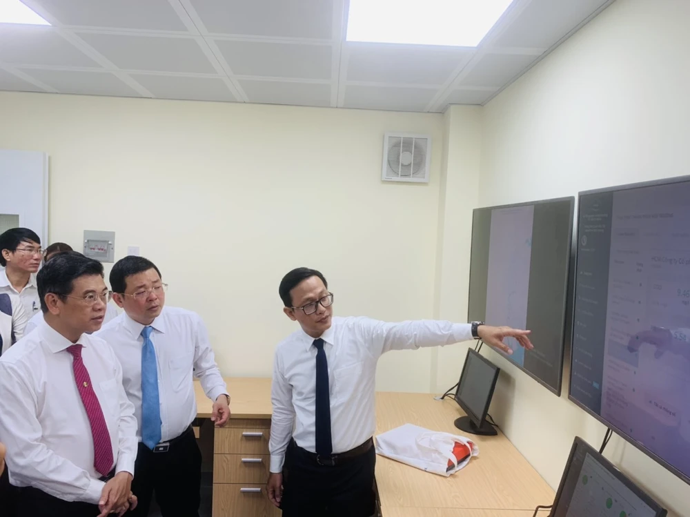 Lãnh đạo Sở TNMT TP.HCM đi tham quan Trung tâm Quan trắc TN&MT. Ảnh: CTV trung tam quan trac- TNMT_h2 (2).jpg