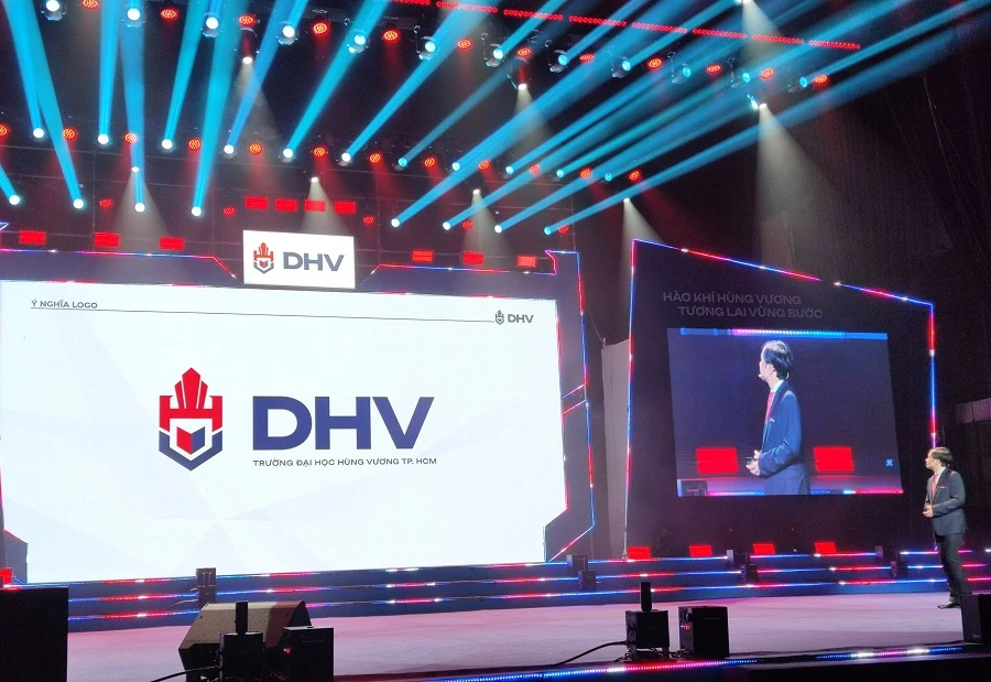 Trường Đại học Hùng Vương công bố logo mới. Ảnh: VÕ HÀ Trường Đại học Hùng Vương- logo-moi-h1.jpg
