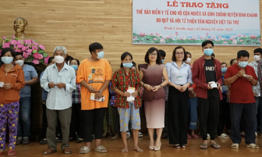 trao the BHYT- cho nguoi-ngheo.png