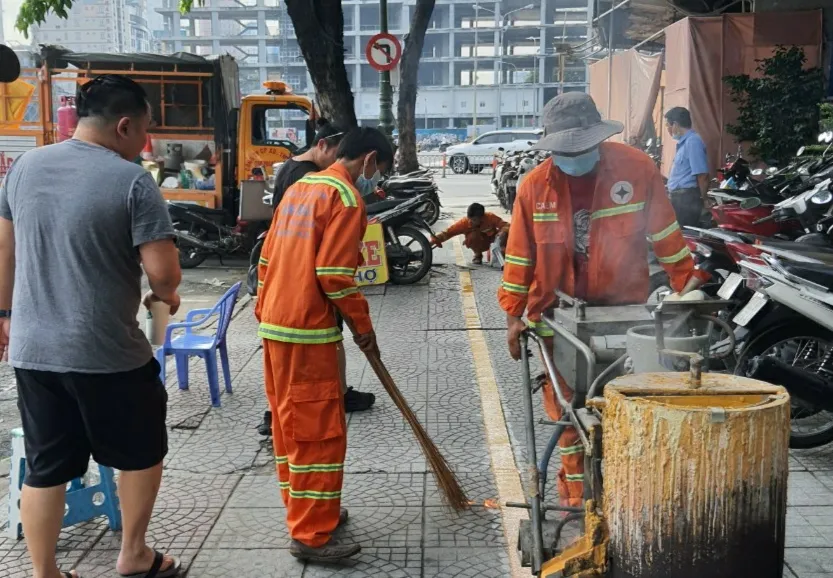Vỉa hè trên tuyến đường Phan Chu Trinh, phường Bến Thành, quận 1 được kẻ vạch sơn. Ảnh: NH ke vach son su dung via he tam h3.jpg