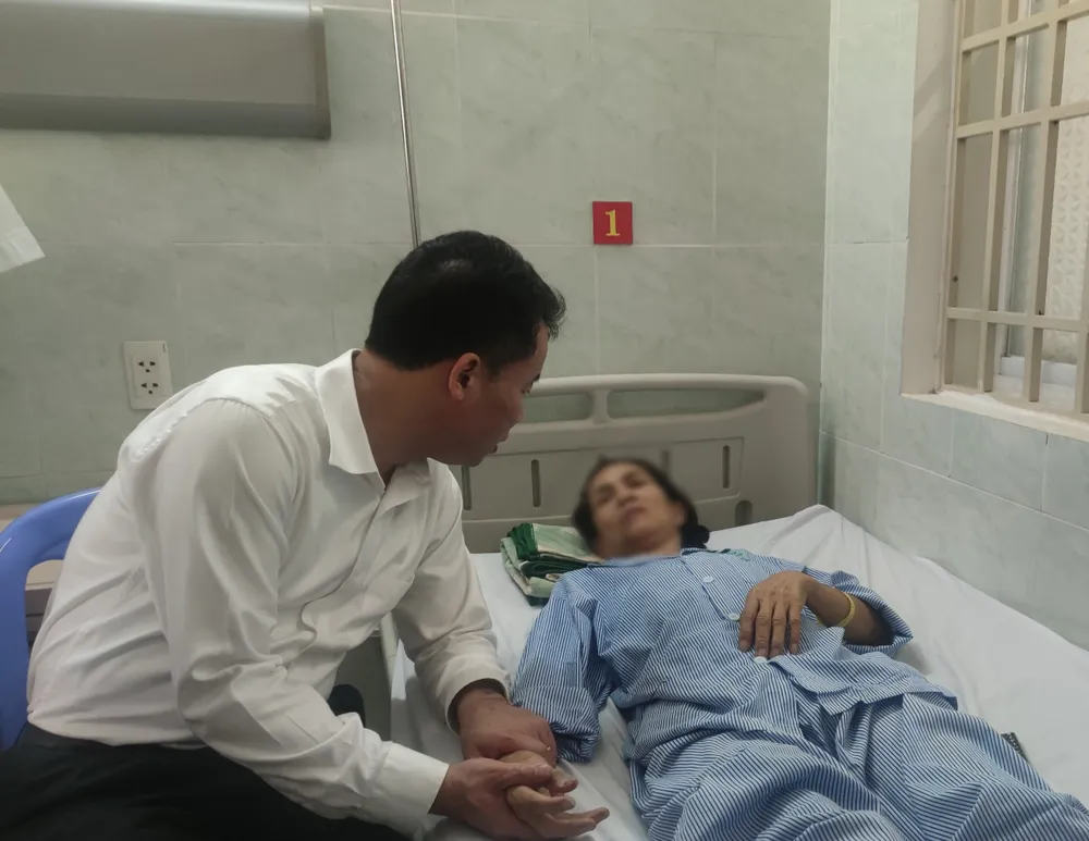 Ông Nguyễn Thế Mạnh, Tổng giám đốc BHXH Việt Nam hỏi thăm, chia sẻ với bệnh nhân đang điều trị tại bệnh viện Quân Y 175. Ảnh: NGUYỄN HIỀN lãnh đạo BHXH Việt Nam tặng qua tet cho bệnh nhân.jpg