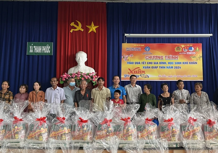 Người dân khó khăn trên địa bàn xã Thanh Phước, Huyện Gò Dầu, tỉnh Tây Ninh nhận quà tết. Ảnh: CTV TP.HCM tặng quà tết cho người dân khó khăn tại Tây Ninh