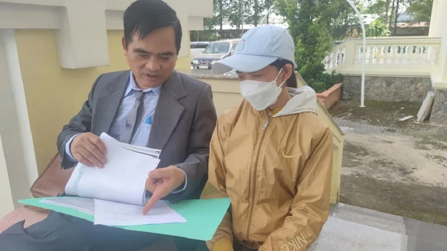 Luật sư Nguyễn Thanh Kha (bảo vệ miễn phí cho bà Dung) trao đổi với bà trước khi vào phiên tòa. Ảnh: NGUYỄN HIỀN doi-con-tinh-that-bong-lai.jpg