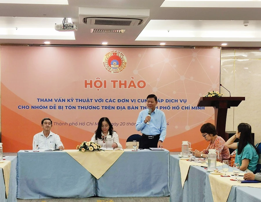 Ông Nguyễn Tăng Minh, Phó Giám đốc LĐ-TB&XH TPHCM phát biểu tại Hội thảo tham vấn kỹ thuật với các đơn vị cung cấp dịch vụ cho nhóm dễ bị tổn thương trên địa bàn TPHCM. Ảnh: Nguyễn Hiền TP.HCM- ho tro-nguoi-kho -khan.jpg