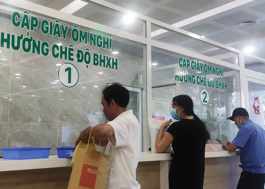 Một trong những điều kiện được hưởng quyền lợi 5 năm liên tục là người tham gia phải đi khám chữa bệnh đúng tuyến hoặc theo diện cấp cứu. Ảnh: NGUYỄN HIỀN tham gia bhyt 5 nam lien tuc.jpg