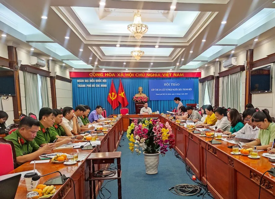 Đoàn Đại biểu Quốc hội TP.HCM lấy ý kiến góp ý dự án Luật Tư pháp người chưa thành niên. Ảnh: NGUYỄN HIỀN du thao luat tu phap nguoi chua thanh nien_h1.jpg