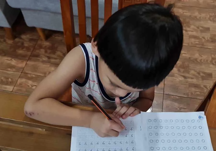 Hành trang cho trẻ chuẩn bị học lớp 1 là những con chữ để việc học của trẻ nhẹ nhàng. Ảnh: Võ Hà tre chuan bi vao lop 1.jpg