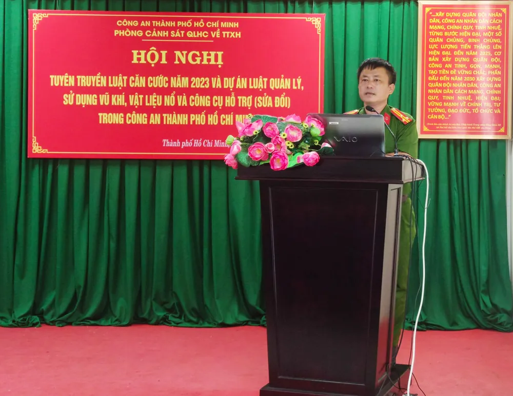 Thượng tá Nguyễn Ngọc Hải, Phó Trưởng phòng PC06 phát biểu tại hội nghị. Ảnh: NGUYỄN HIỀN luat-can -cuoc- quy dinh moi.jpg