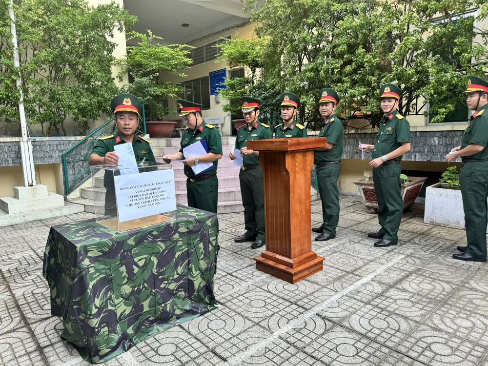 Ban Chỉ huy Quân sự Quận 1 đóng góp ủng hộ quỹ trong lễ phát động. Ảnh: CTV quan 1-dong-gop-quy-vi-ngheo-ngheo.jpg