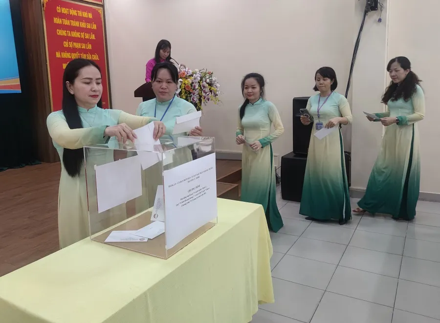 Cán bộ, công chức, viên chức UBND phường Nguyễn Cư Trinh, quận 1 đóng góp ủng hộ quỹ trong lễ phát động. Ảnh: NGUYỄN HIỀN quận 1-dong-gop-quy-vi nguoi ngheo-h1.jpg