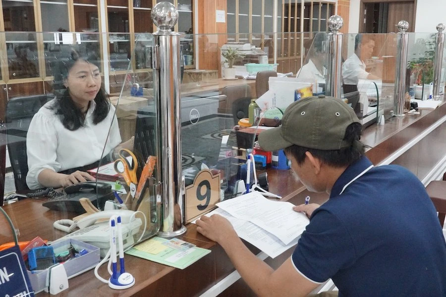 Người dân đến cơ quan BHXH TP.HCM liên hệ làm thủ tục liên quan BHXH. Ảnh: NH giả danh cán bộ cơ quan BHXH