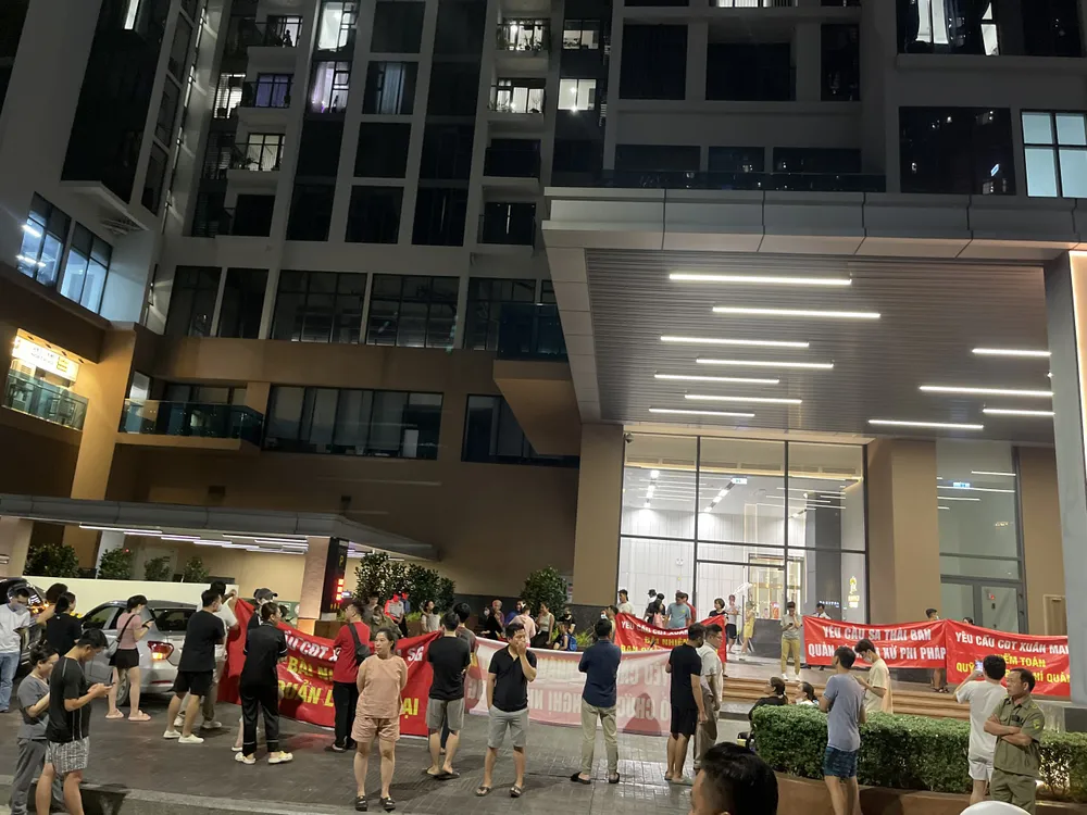 Tối 6-5, một số người dân chung cư Eco Green SaiGon giăng băng rôn phản đối BQL thu mức phí quản lý chưa phù hợp. Ảnh: NH cu dan phan doi bi cat nuoc-h1.jpg