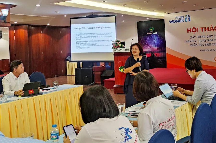 Bà Nguyễn Thị Diệu Hồng, đại diện UN Women trình bày dự thảo quy trình phối hợp, xử lý hành vi quấy rối tình dục tại nơi làm việc trên địa bàn TP.HCM. Ảnh: NGUYỄN HIỀN quay roi tinh duc-noi-lam víec-h1.jpg