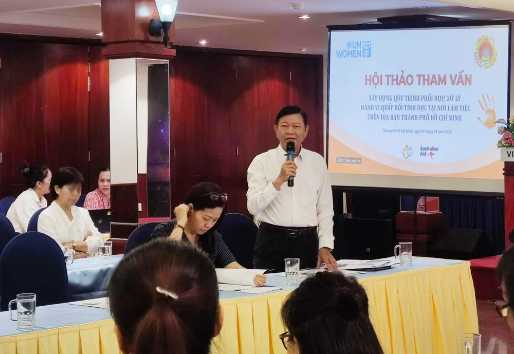 Ông Nguyễn Tăng Minh, Phó Giám Đốc Sở LĐ-TB&XH phát biểu tại hội thảo. Ảnh: NGUYỄN HIỀN quay roi tinh duc-noi lam viec-h2jpg.jpg