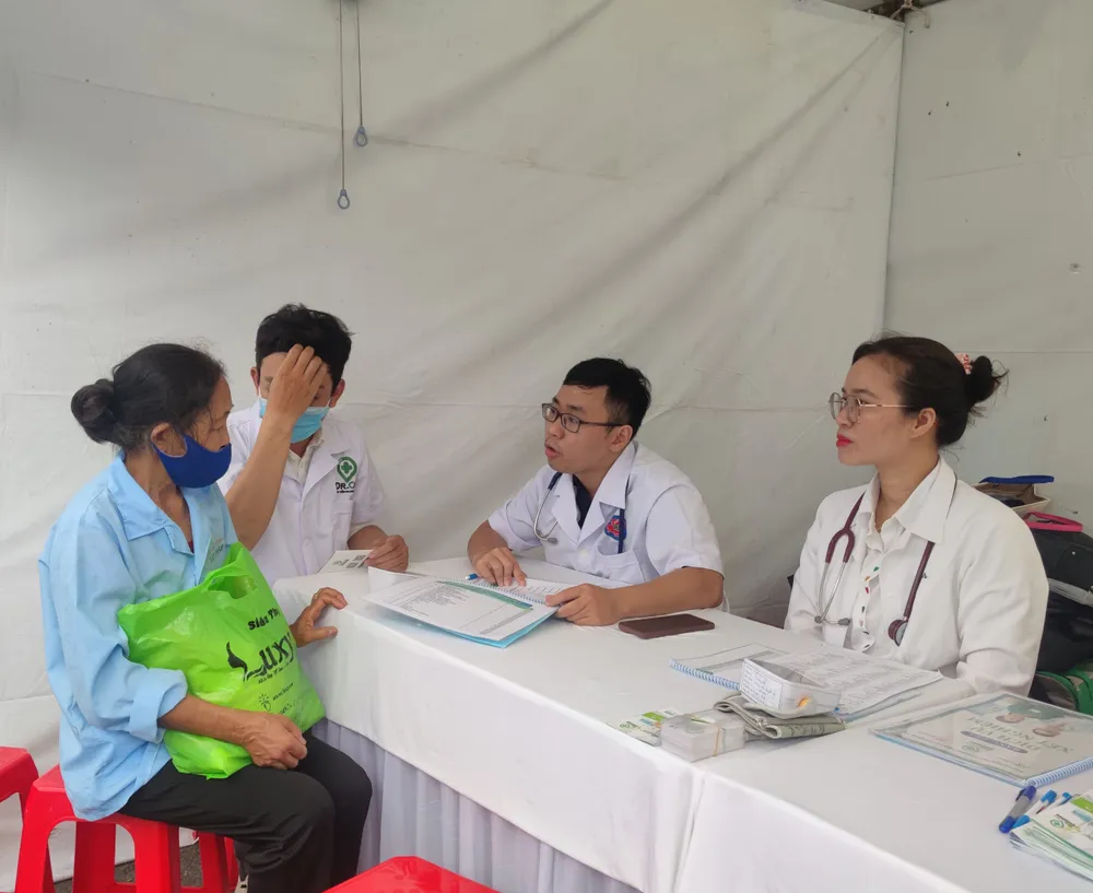 Nữ công nhân được tư vấn sức khỏe miễn phí. Ảnh: NGUYỄN HIỀN nu-cong-nhan-h3.jpg