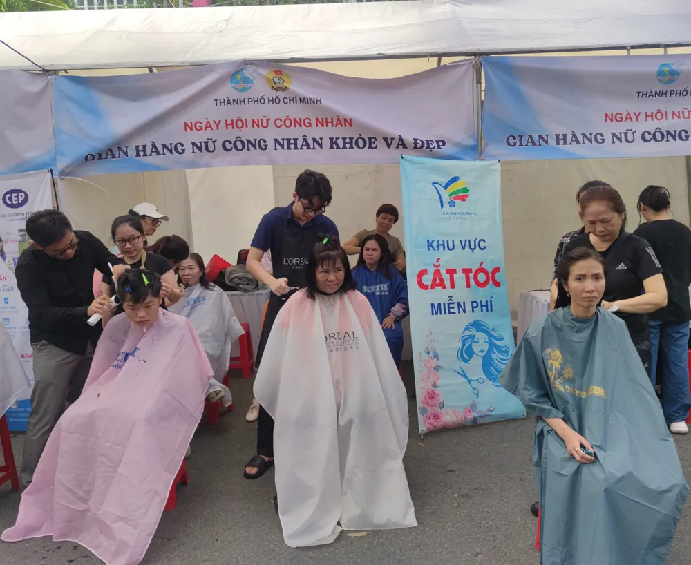 Các nữ công nhân được cắt tóc miễn phí. Ảnh: NGUYỄN HIỀN nu-cong-nhan-ngay hoi-h1.jpg