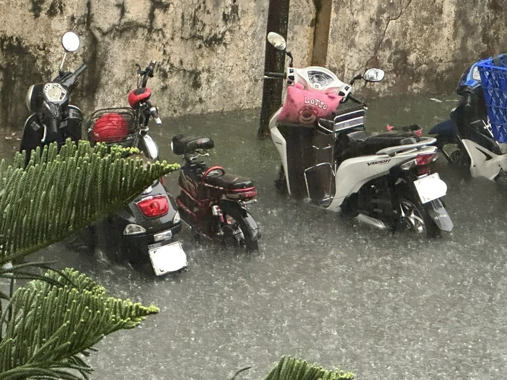 Đường nội bộ chung cư bị ngập mỗi khi trời mưa. Ảnh: NGUYỄN HIỂN chung cu an lac no phi quan ly-h2.jpg