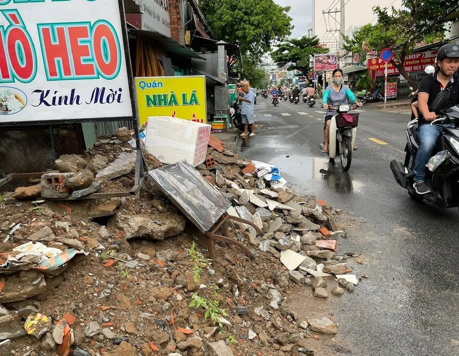Đống xà bần đổ trước nhà người dân tràn ra ngoài đường. Ảnh: NH bị đổ xà bần trước nhà
