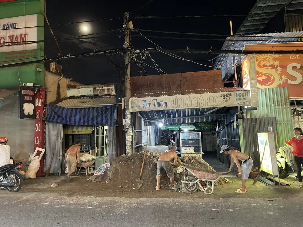 Đống xà bần đang được dọn. Ảnh: NH đổ xà bần trước nhà