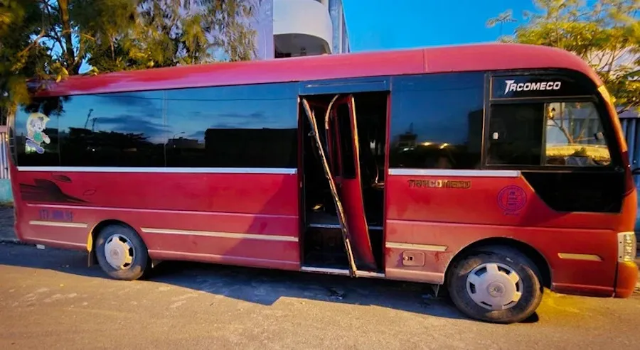 trẻ bị bỏ quên trên xe