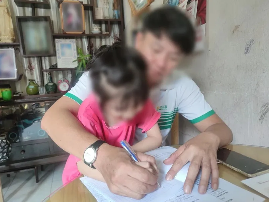 Anh ĐĐP cùng con gái. Ảnh: NGUYỄN HIỀN giay-khai-sinh-be-6tuoi.jpg
